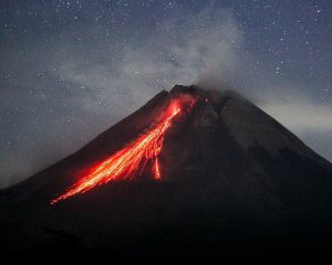 Загинули 11 людей: в Індонезії триває виверження вулкана