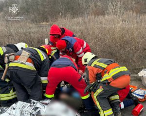 На трассе столкнулись легковушка, микроавтобус и грузовик: множество жертв