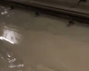 &quot;Коли складними системами керують братки, а не інженери&quot; - депутатка показала відео, як затопило метро у Києві