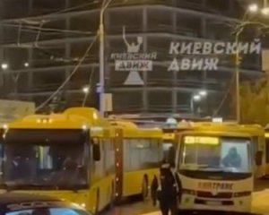 У Києві утворився затор з автобусів, які повинні були стати альтернативою метро на синій гілці