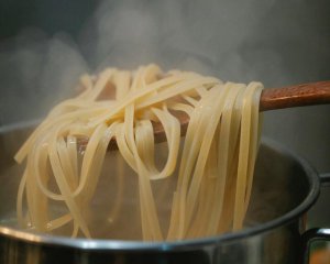 Трюк, который поможет сварить макароны за минуту