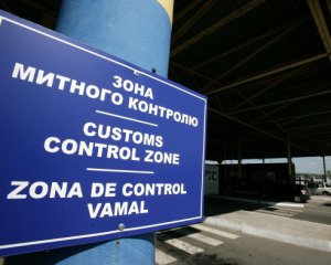 "Гуманитарные" тигровые креветки, "танковые" психологические атаки из беларуси, элитные авто для украинцев - необычные воспоминания таможенников о первых месяцах войны
