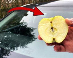 Зачем опытные водители натирают лобовое стекло яблоком: интересный лайфхак