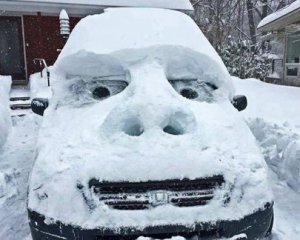Як правильно чистити авто від снігу, щоб не подряпати його: поради