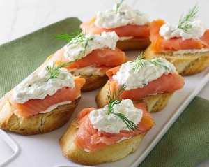 Мгновенная закуска на праздники: как приготовить за минуты бутерброды с красной рыбой