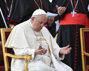 Папа Римский разрешил католической церкви благословлять однополые пары