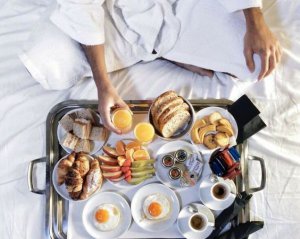Завтрак в постели – не романтика: почему от этой привычки советуют избавиться