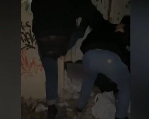 У Дніпрі семеро хлопців напали на жінку та жорстоко вбили її: відео