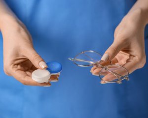 Лінзи чи окуляри: коли не варто одягати перше