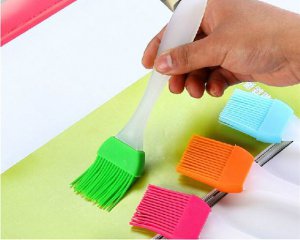 Для чого обрізати кулінарний пензлик: лайфхак, який перетворить процес випічки у суцільне задоволення