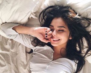 Три пози сну, які утворюють зморшки на обличчі