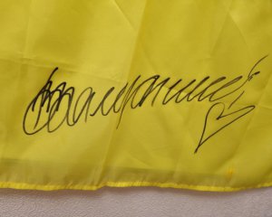 Чоловік купив прапор з підписом Залужного, але вимушений був повернути через дружину