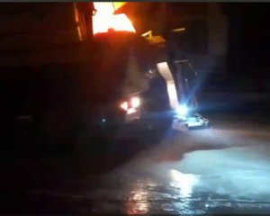 В Киеве прорвало водопровод на Оболони. Дорогу перекрыли