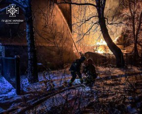 После российских обстрелов вспыхнул масштабный пожар: фото и видео