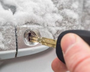 Як відкрити двері авто, якщо замки замерзли: 10 перевірених способів потрапити в салон