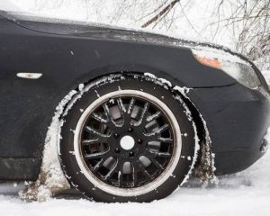Як за допомогою дешевого народного засобу боротися з налипанням снігу на колесах