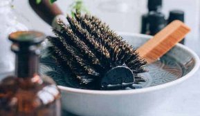 Три золоті правила, як треба чистити гребінець від волосся та бруду