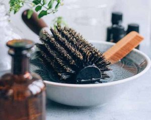 Три золотых правила, как нужно чистить расческу от волос и грязи