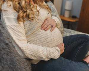 Лікарняний при вагітності і пологах: які суми та особливості виплат
