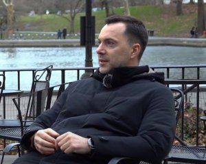 Военнообязанный Арестович избежал вопроса, как выехал за границу