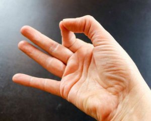 Як відчистити суперклей з пальців, щоб не здерти шкіру