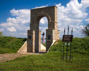 Оккупанты сбросили авиабомбы на украинский памятник национального значения