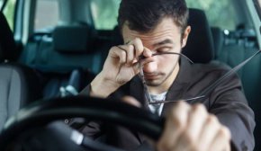 Почему у водителей во время длительного пребывания за рулем могут дергаться глаза