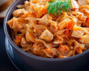 Этого вы никогда не добавляли в блюдо: как изменяют вкус тушеной капусты два дополнительных ингредиента