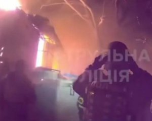 Полиция опубликовала видео первых минут после удара РФ по Харькову