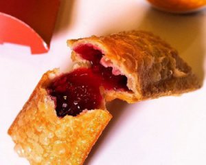 Хрустящее тонкое тесто и много начинки: как приготовить дома вишневые пирожки из McDonald&#039;s
