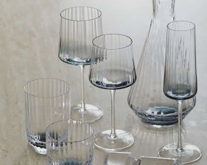 Забудете про розводи і тьмяність: як легко помити скляний та керамічний посуд до блиску
