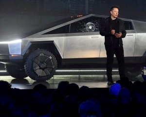 Пікапи Tesla Cybertruck із нержавіючої сталі вже почали іржавіти
