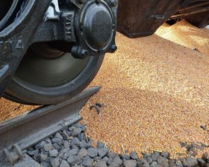 Блокирование границы: польские фермеры высыпали зерно на железной дороге