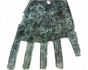 На бронзовій руці виявили напис давньою мовою