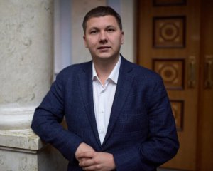 Ще один &quot;слуга народу&quot; достроково складає мандат