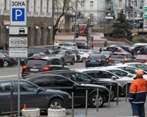 В Киеве запретили взимать плату за парковку
