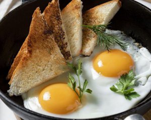 Чому не варто з&#039;їдати більше трьох яєць зранку: назвали головну причину