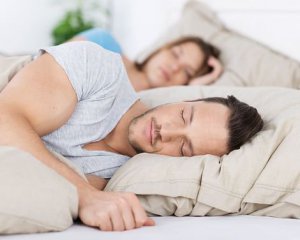 Пози під час сну, які найкраще впливають на жінок та чоловіків