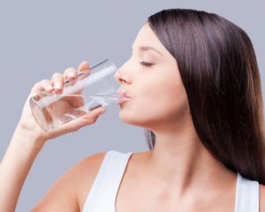Дві причини, чому перед сном треба випивати склянку теплої води
