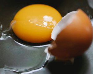 Сире яйце провокує появу смертельної хвороби. Про яку йдеться