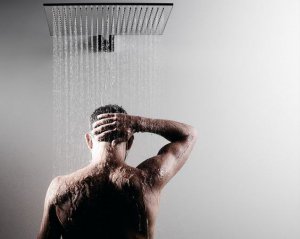 Когда правильно принимать душ: утром или вечером перед сном