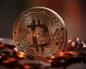 Bitcoin різко обвалився після історичного рекорду