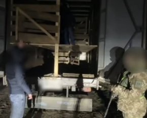 В Молдову в "скотовозке" за $5 тыс: пограничники поймали интересных "клиентов". Видео