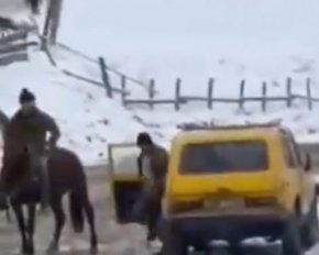 На работников ТЦК напали с топорами и пытались переехать на машине: видео