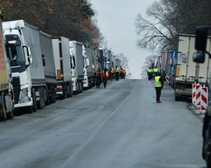 Поляки пропускають по чотири вантажівки на годину. Яка ситуація на кордоні