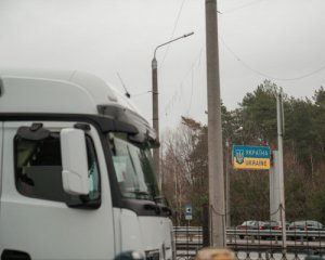 На кордоні з Польщею поліцейські та протестувальники зупиняють автобуси