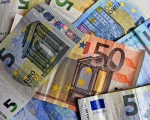 Гривна сильно ослабла к доллару и евро