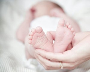 Выплаты за рождение ребенка хотят значительно поднять: зарегистрировали законопроект