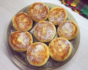 Не зголоднієте до обіду:  ароматні сирники з бананом стануть основою сніданку