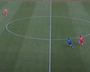 Такого вы еще не видели: футболист забил гол с 60 метров - видео